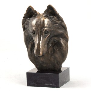 Könnte beinhalten: Bronzeskulptur eines Collie-Hunde-Kopfes auf einem schwarzen Marmorsockel. Die Skulptur ist eine limitierte Auflage.