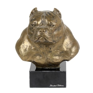 Könnte beinhalten: Eine Bronzeskulptur eines Hundekopfes auf einem schwarzen Marmorsockel. Die Skulptur ist eine limitierte Auflage.