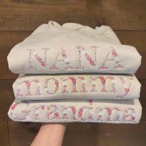 Suéter MAMA bordado con nombre de niño en la manga, bordado floral personalizado, sudadera para mamá, nana, abuela, mamá, letra floral personalizada