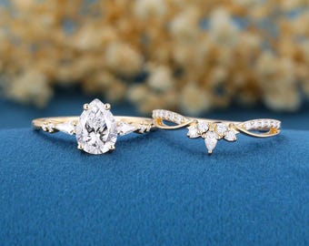 Pear Cut Lab Grown Diamond Engagement Ring Set Unique 14K Yellow Gold Promise Ring Bridal Stacking Curved Wedding Band 1.0CT IGI Certificate