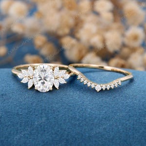 Oval Moissanite Verlobungsring Set Vintage 10K / 14K Gelbgold Blumen Braut Versprechen Ring Stapeln Gebogener Ehering FYMJewelryDesign