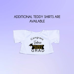 Puede incluir: Camiseta blanca para osito de peluche con texto negro que dice "Congrats Valerie You Did It! 2022 Grad" con un gr&aacute;fico de gorro de graduaci&oacute;n negro.