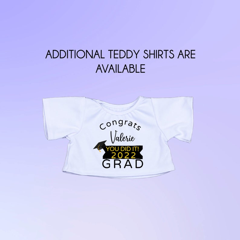 Puede incluir: Camiseta blanca para osito de peluche con texto negro que dice "Congrats Valerie You Did It! 2022 Grad" con un gr&aacute;fico de gorro de graduaci&oacute;n negro.