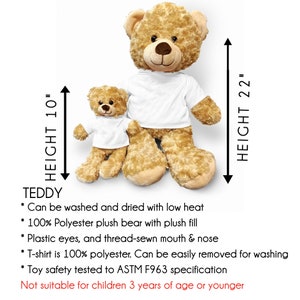 Puede incluir: Dos osos de peluche, uno marr&oacute;n y otro blanco m&aacute;s peque&ntilde;o, ambos con camisetas blancas. El oso m&aacute;s grande mide 56 cm de alto y el oso m&aacute;s peque&ntilde;o mide 25 cm de alto. Los osos est&aacute;n hechos de peluche 100% poli&eacute;ster con ojos de pl&aacute;stico y una boca y nariz cosidas. Las camisetas son de 100% poli&eacute;ster y se pueden quitar f&aacute;cilmente para lavar. Los osos son seguros para ni&ntilde;os mayores de 3 a&ntilde;os.