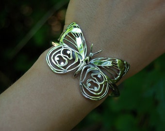 Brazalete de mariposa Anna's Eighty-Eight: latón bañado en oro de 14 k
