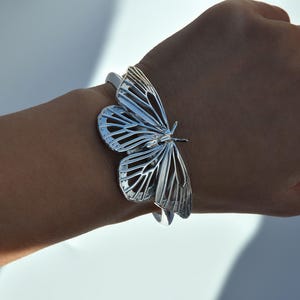 Pulsera de mariposa monarca: latón bañado en oro de 14 k