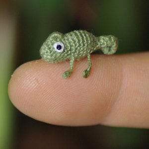 Micro crochet tiny Chameleon miniature tiny cute gifts, mini micro tiny animal figurine