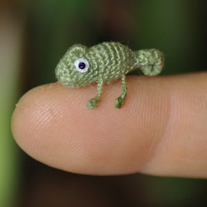 Micro crochet tiny Chameleon miniature personalized gifts, mini micro tiny animal figurine