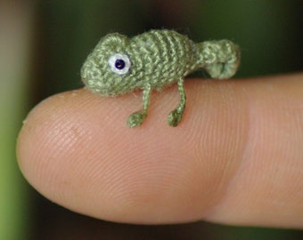 Micro crochet tiny Chameleon miniature personalized gifts, mini micro tiny animal figurine