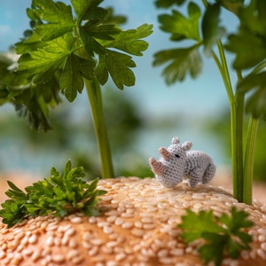 Gehäkeltes Nashorn – handgemachtes 2,5 cm großes Safaritier, Baumwollminiatur