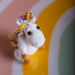 Kocham Cię bardziej prezent - miniaturowy jednorożec - małe słodkie prezenty - spersonalizowany prezent walentynkowy - Wypełniacze pudełek prezentowych - prezenty dla kobiet