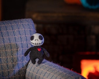Micro Crochet Halloween Monster – Tiny Black Amigurumi Figurine with Optional Glow-in-the-Dark Skull Head