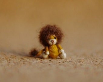 Micro miniature tiny lion personalized gifts: funny micro figurines miniature animals, mini micro tiny cute things, dollhouse miniatures