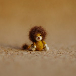 Micro miniature tiny lion personalized gifts: funny micro figurines miniature animals, mini micro tiny cute things, dollhouse miniatures