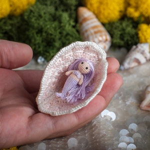 Micro miniature crochet mermaid figurine: tiny crochet tiny art mermaid in seashell, crochet amigurumi personalized gifts for nautical decor Mermaid+Seashell