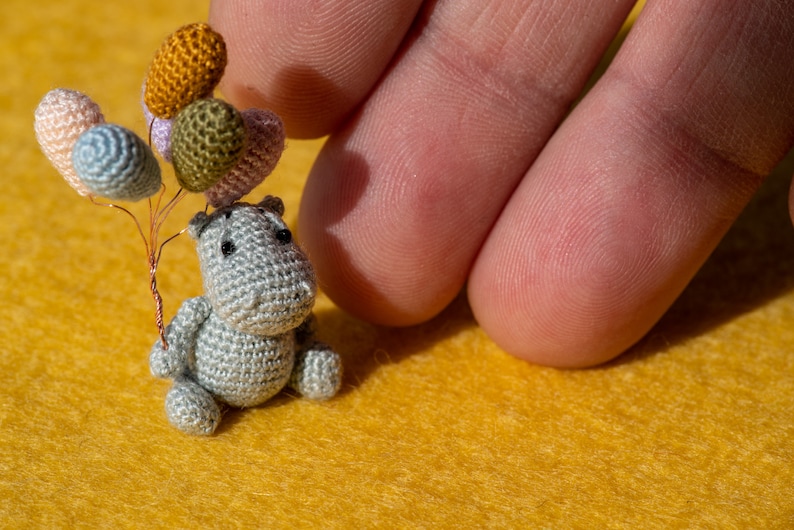 Миниатюрное животное ручной работы для мальчика-бегемота с воздушными шарами, микрофигурки, крохотные вязаные крючком животные, микроарт image 2