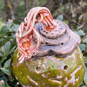 Getöpferte Gartenkeramik Kugel - Keramik Kunstobjekt Spaghetti - Nudel Pasta Variation als Dekoration für Wohnraum oder Garten - Geschenk