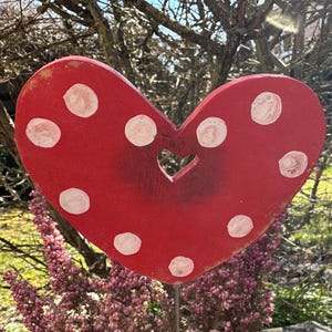 Rotes Holzherz mit weißen Pünktchen, Blumenstecker, Pflanzenstecker, Dekoration für den Blumentopf, Frühlingsdeko blühende Pflanzenkästen