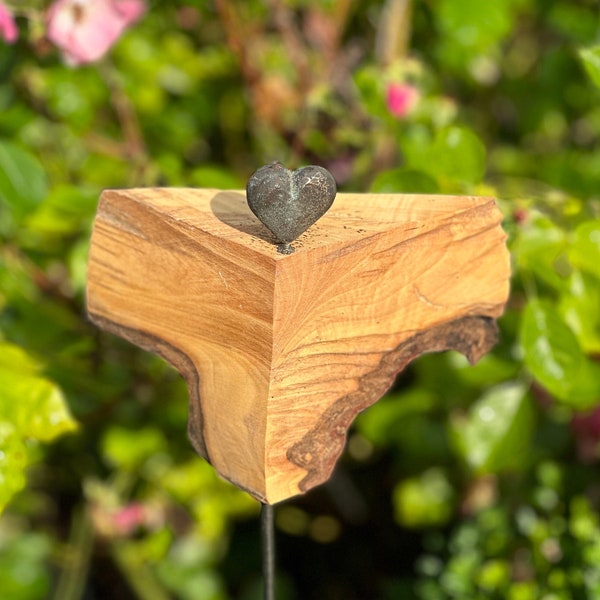 Handgemachter Gartenstecker aus Holz mit einem Herz aus Metall