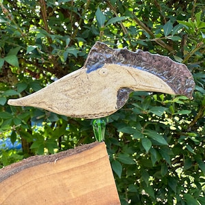 Gartenstecker mit Vogel, Nussbaum Holzobjekt mit Keramikvögel, getöpferte wetterfeste Vogelskulptur, Geschenkidee für den Außenbereich