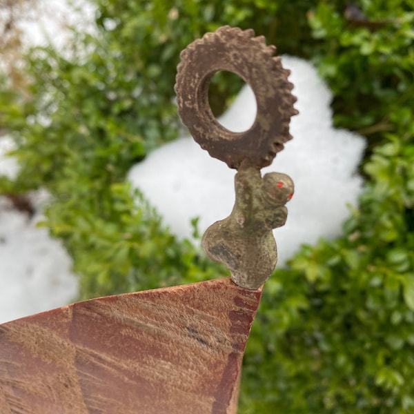 Kunstobjekt aus Bronze, Gartenskulptur aus Holz, Skulptur mit Zahnrad, Mammutbaumholz