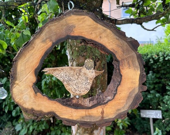 Großes Windspiel aus Nussbaum Holz, hohle große Baumscheibe mit handgetöpferten Vogel aus Keramik