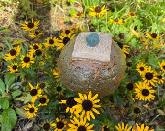 Große rustikale handgetöpferte Blumenkugel mit Ornament