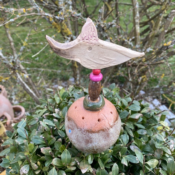 Frostfester Gartenkeramik Vogel auf mehrfarbiger Keramikkugel