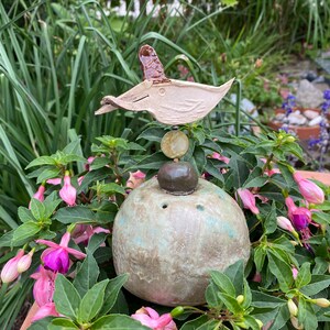 Große handgetöpferte Gartenkeramik, mit einem Keramikvogel Unikat