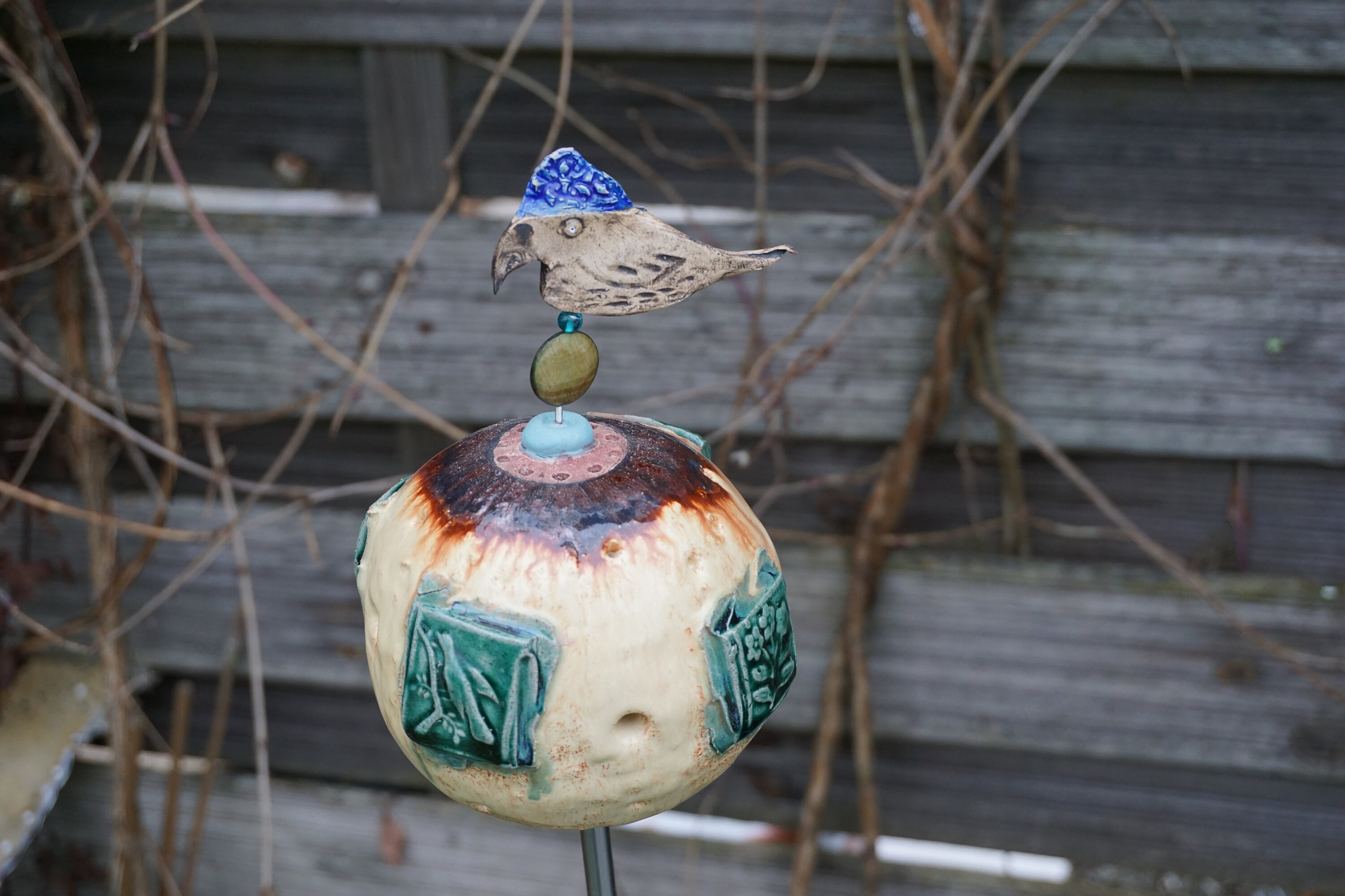 Große handgetöpferte Gartenkeramik - Keramikkugel mit getöpferter Vogelfigur