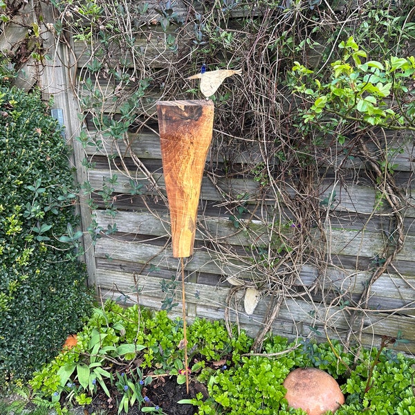 Großer Gartenstecker aus Nussbaum Holz mit einem handgetöpferten Vogel aus Keramik, handgemachtes Holzkunst Unikat