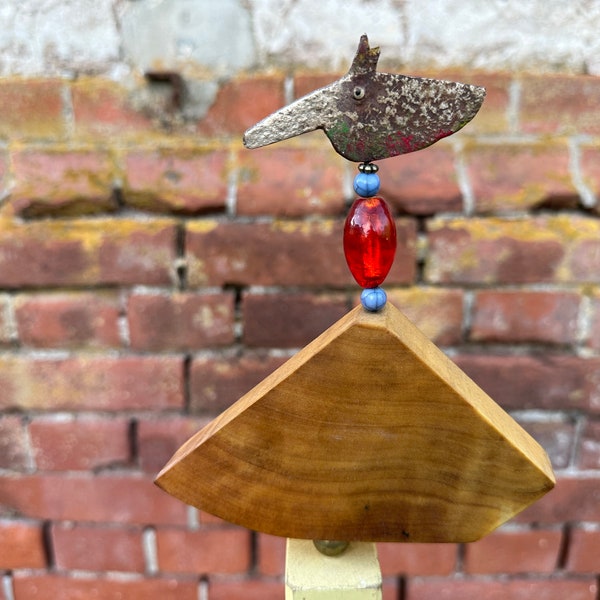 Gartenskulptur mit einer Vogel Bronzefigur