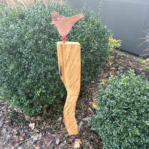 Große Gartenkunst aus Eichen Holz und einem getöpferten Vogel aus Terrakotta