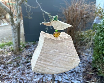 Blumenstecker aus Eichenholz mit handgetöpfertem Vogel aus Keramik