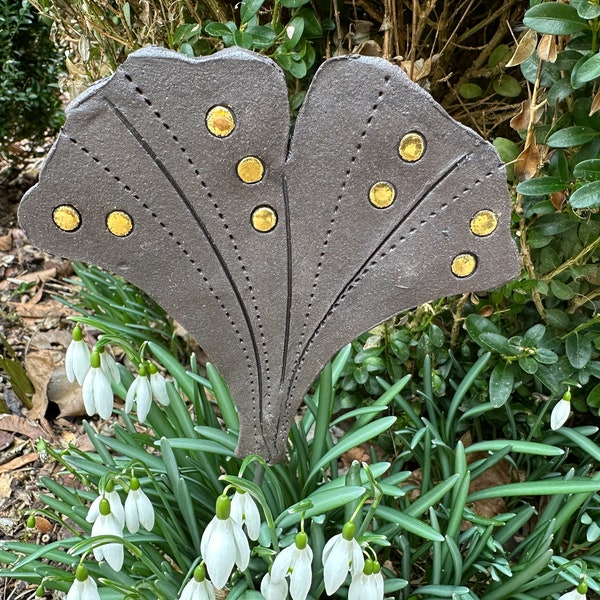 Handgetöpferte Gartenkeramik Ginkgoblatt mit goldenen Pünktchen