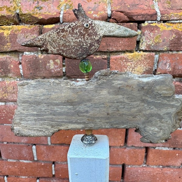 Handgemachte Gartenstatue aus Holz mit einer Bronze Vogel Skulptur