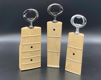 Abrebotellas hecho con mástil de guitarra reciclado y acabado en arce.