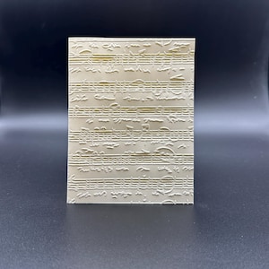 Juego de tarjetas con notas musicales en relieve de color marfil