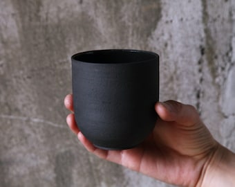 Fabriqué sur commande - tasse en grès foncé faite main / tasse à thé / tasse à café / tasse minimaliste / tasse noire