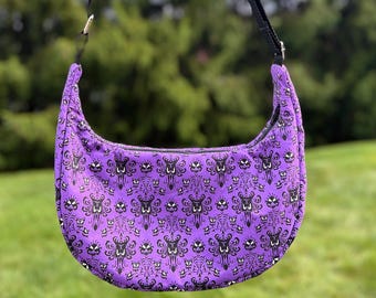 Tapeta na Halloween z motywem nawiedzonego półksiężyca