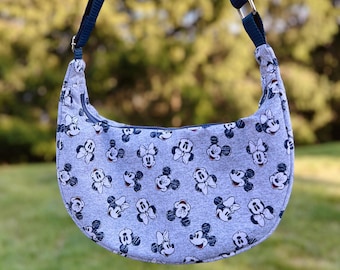 Bolsa clásica con forma de media luna y diseño de M&M