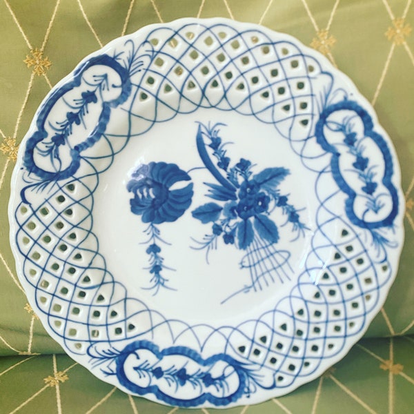 Blue and white reticulated plate