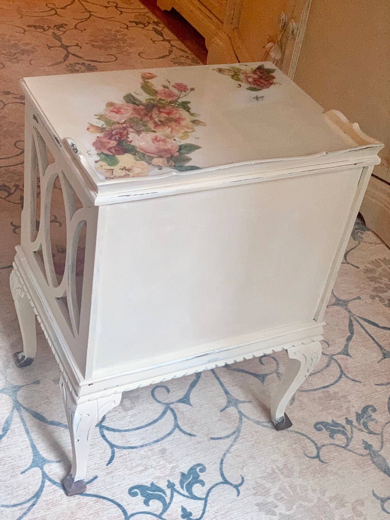 Upcycling nightstand with chalk paint and resin