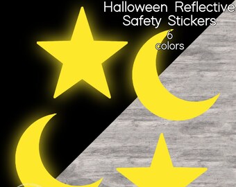 Könnte beinhalten: Sechs gelbe reflektierende Sicherheitsaufkleber für Halloween. Die Aufkleber zeigen zwei Halbmonde und zwei Sterne. Der Text "Halloween Reflective Safety Stickers 6 colors" befindet sich oben im Bild.