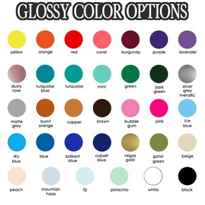 Op de afbeelding: Een kleurenkaart met de tekst "GLOSSY COLOR OPTIONS" bovenaan. De kaart toont 36 glanzende kleuropties, elk weergegeven door een gekleurde cirkel met de kleurnaam eronder. Kleuren zijn onder meer geel, oranje, rood en zwart.