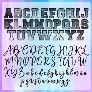 Op de afbeelding: Een digitale afbeelding met drie verschillende lettertypen. Het bovenste lettertype is een vetgedrukte blokletterstijl met een zwart-wit pied-de-poule patroon. Daaronder staan twee extra lettertypen, &eacute;&eacute;n een cursief schrift en de andere een kleiner, sierlijker lettertype.