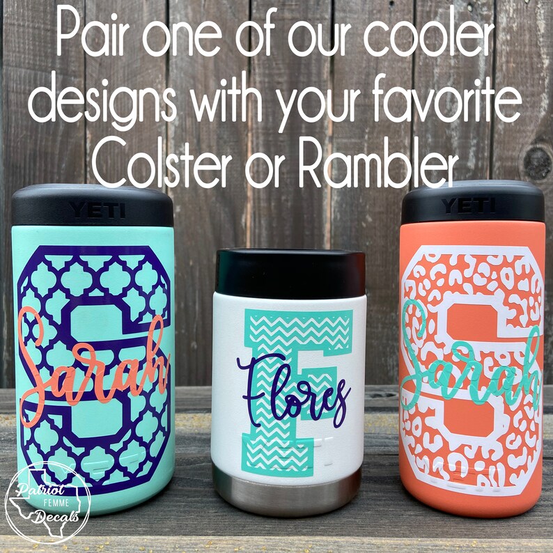 Op de afbeelding: Drie ge&iuml;soleerde drankhouders met zwarte deksels. E&eacute;n is mintgroen met een paars geometrisch ontwerp en de naam "Sarah" in koraal. Een andere is wit met een turquoise zigzagontwerp en de naam "Flores" in marineblauw. De derde is koraal met een luipaardprint en de naam "Sarah" in turquoise.