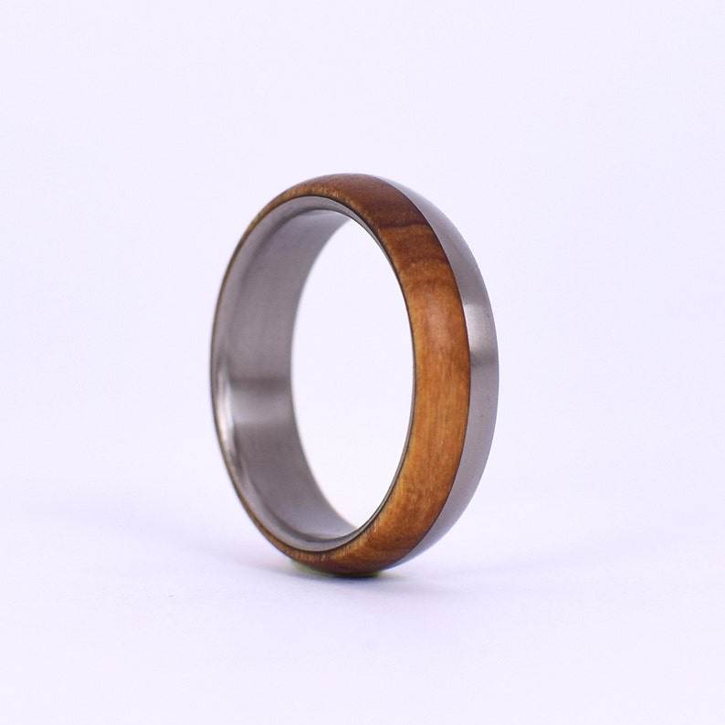 Ring aus Titan und Olivenholz, abgerundeter Ring, satiniert, Ehering, Unisex Bild 3