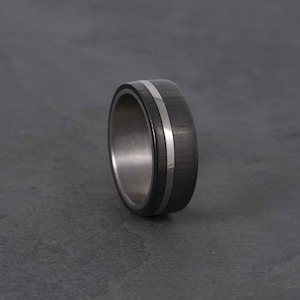 Anello in fibra di carbonio unidirezionale e fascia laterale in titanio, satinato interno, lucido esterno, anello uomo