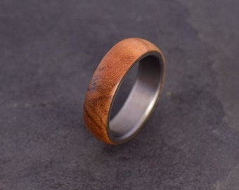 Anillo de madera de olivo pulido redondeado y titanio, interior de satén, anillo de boda